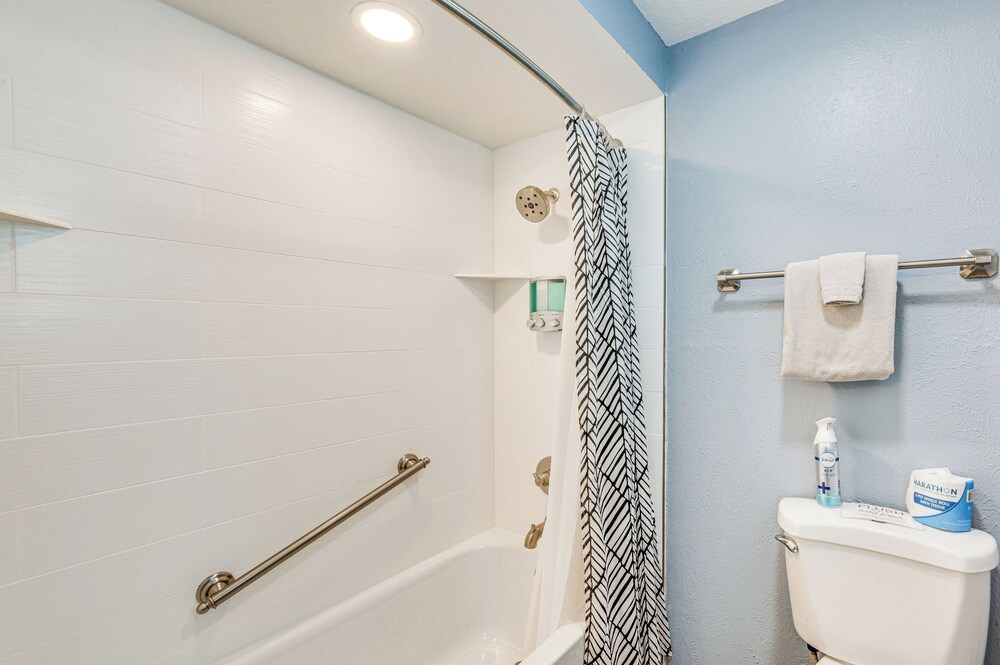 Cozy Estes Park Condo w/ Balcony + Fireplace!