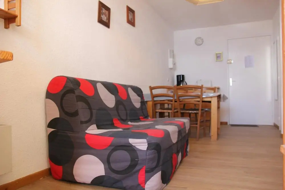 This studio of about 25m2 is quite, on the 5th floor Holiday home 1 ag