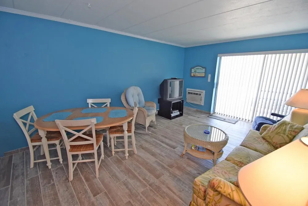 Oceanwalk East 411 1 Br condo by RedAwning