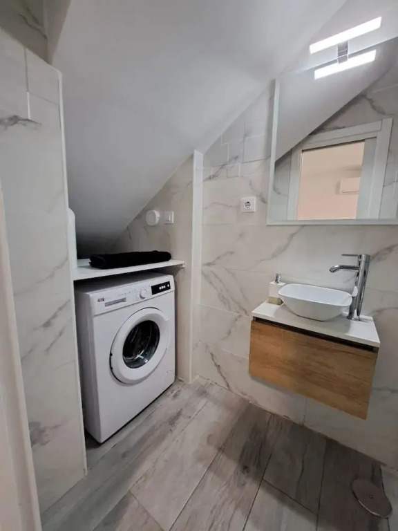 Cozy Apartment up to 6 Persons 3 min to Metro