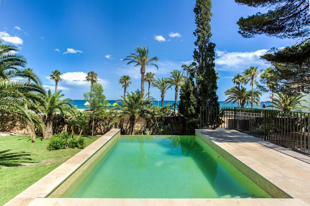 TarracoHomes, Villa with Botanic Garden and Private Pool facing the Beach