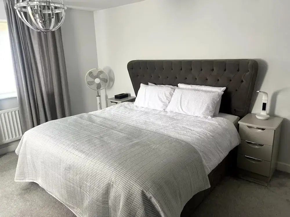 Horley Hideaway - 4 Bedroom House- Sleeps 7