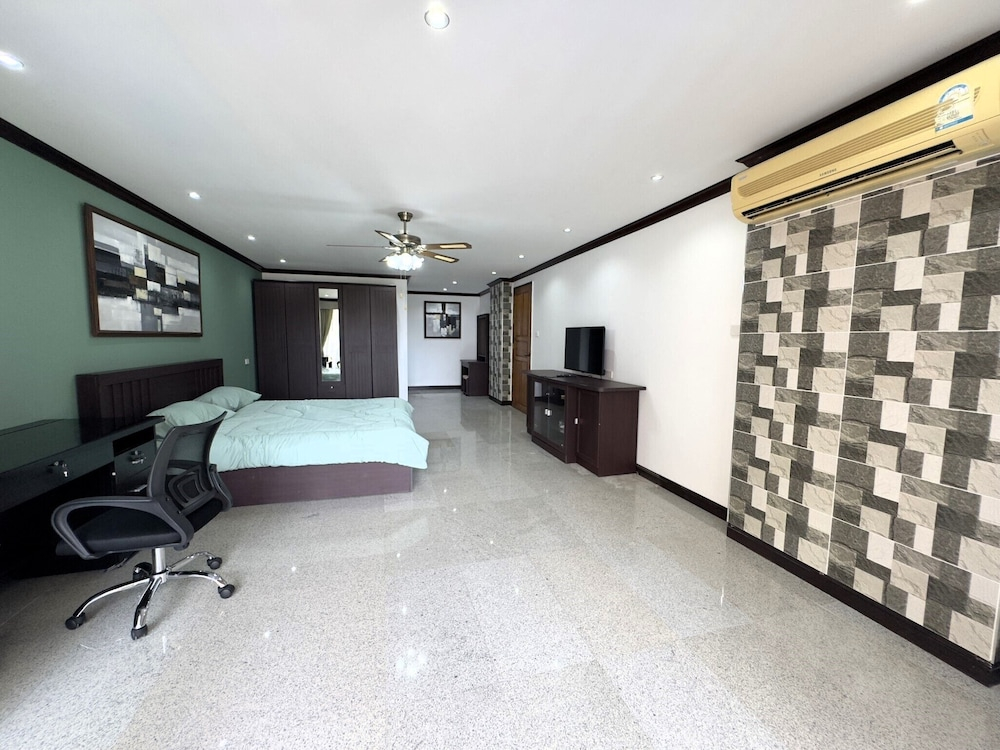 Spacious 2BR Condo - 3 Balconies & Green Views