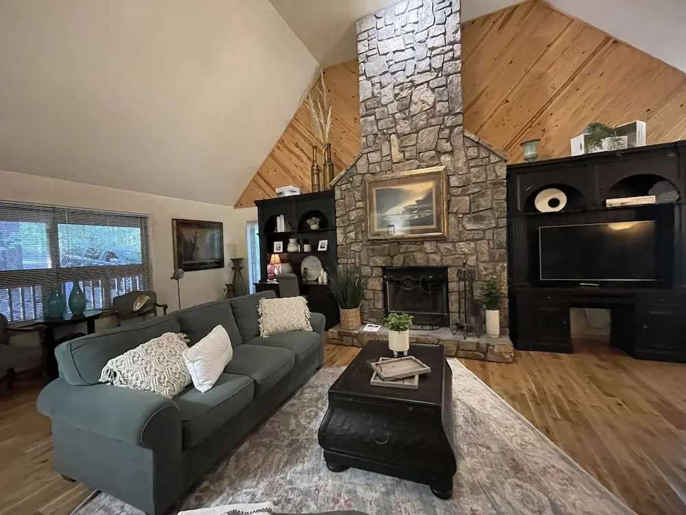 One bedroom, one bath log-sided cottage with private hot tub on Lake Ouachita. by RedAwning