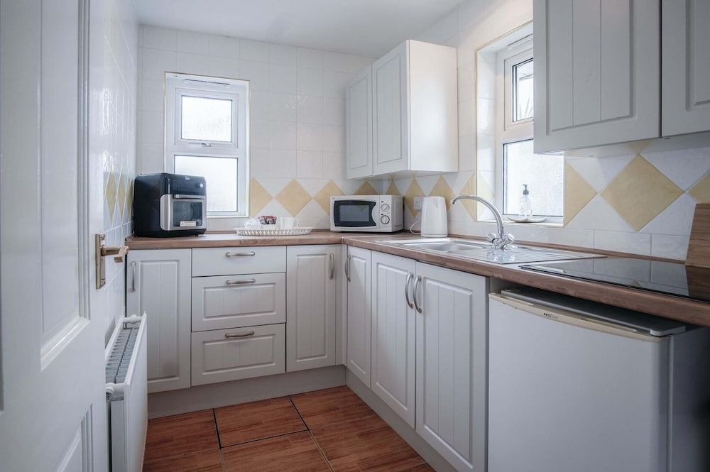 Rose Cottage - 3 Bed Cottage - New Hedges - Tenby