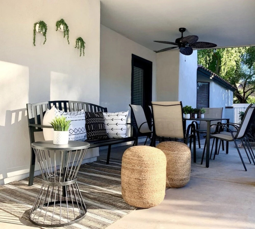 Beautiful 5-bdrm Vacation Home W/heated Pool !
