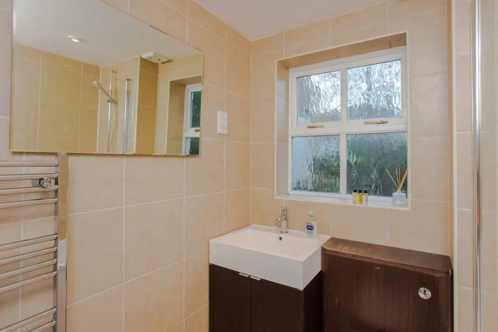 Contemporary 1 Bedroom Flat in Camberwell Oval