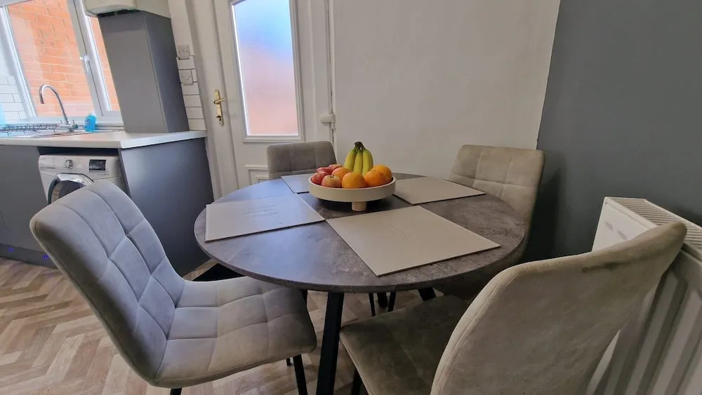 2-bed Home - Sleeps 4, Parking & Garden