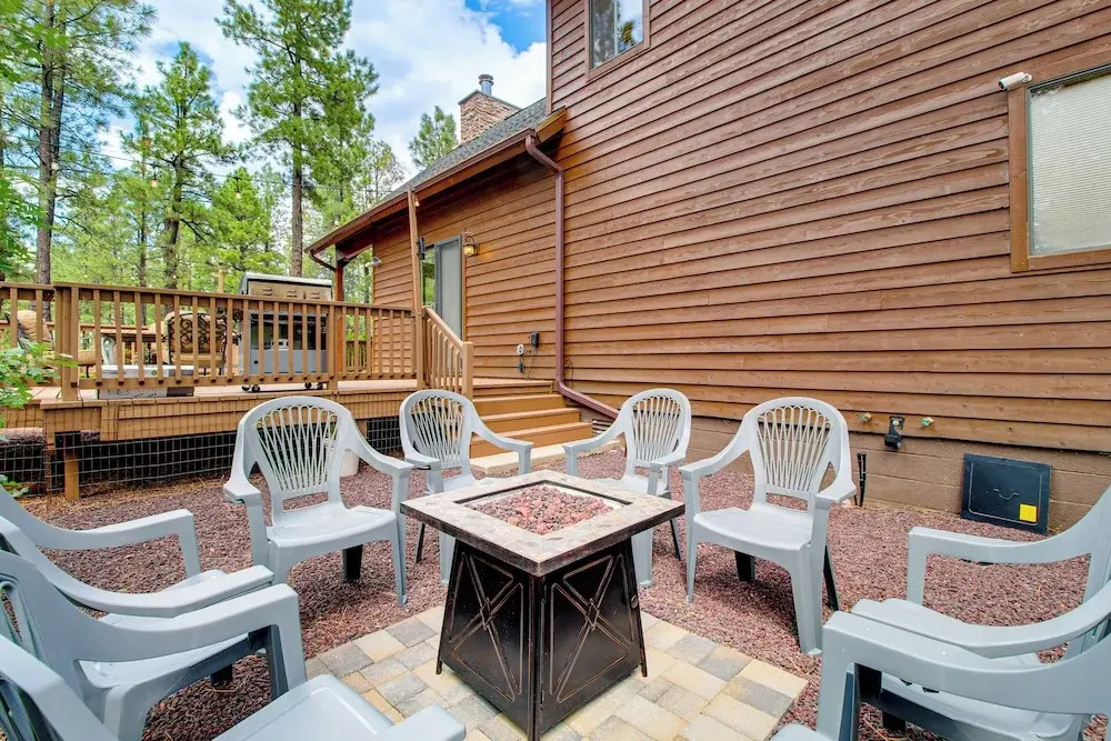 Wraparound Deck + Large Yard: Pinetop Home!