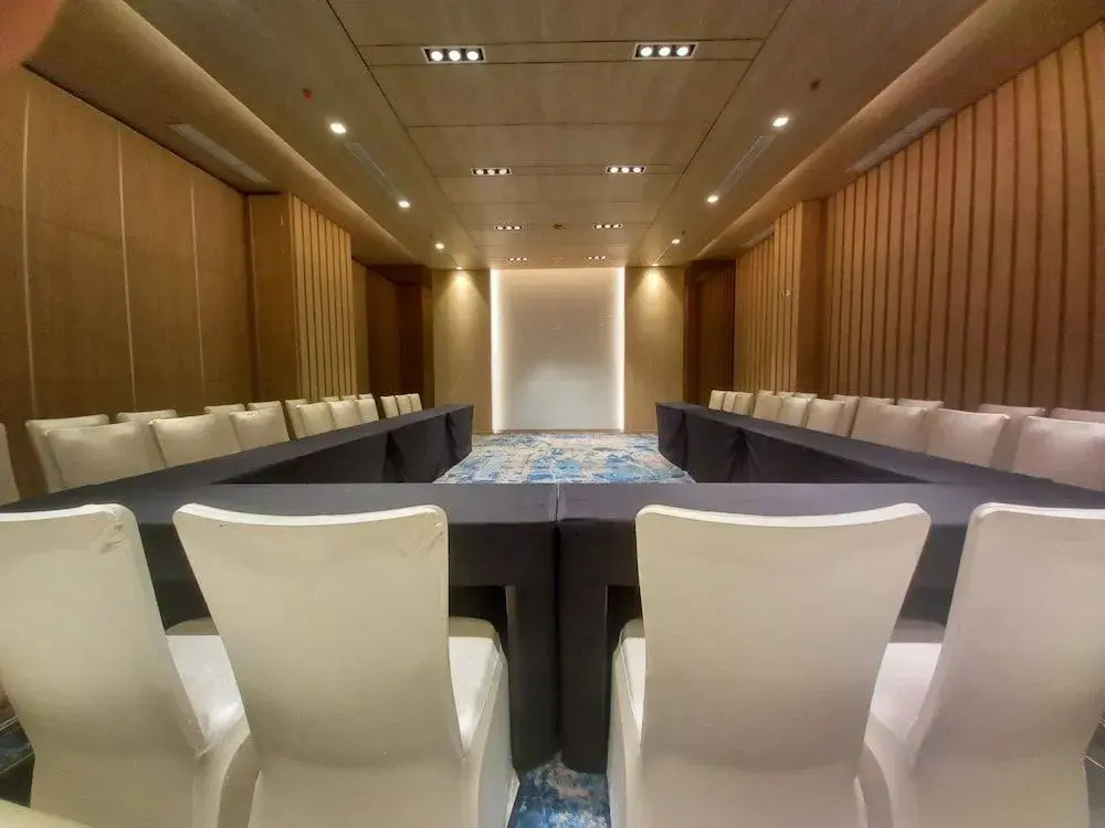 Louis Kienne Hotel Cikarang