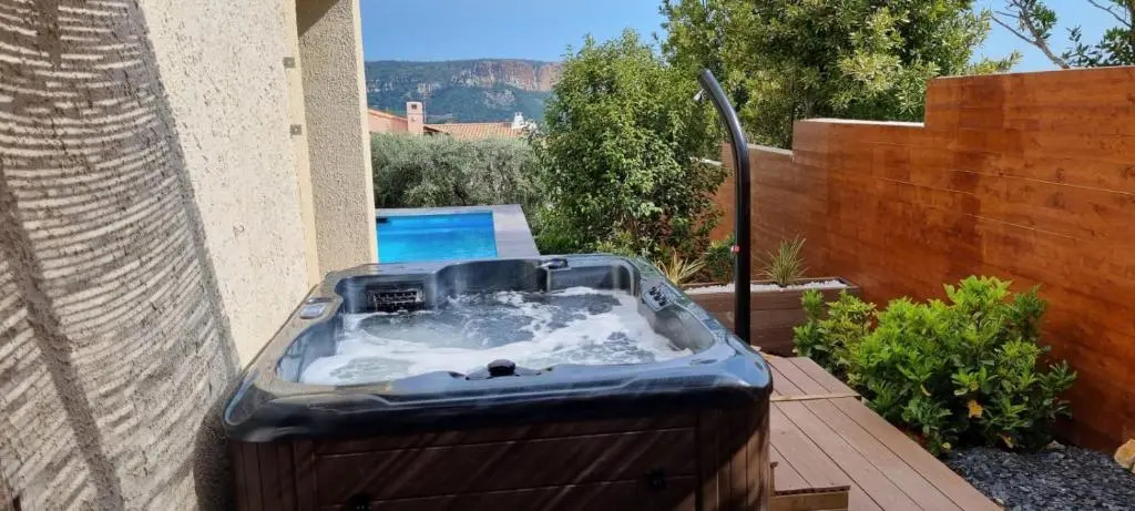 Rêves de vie, appartement vue mer, piscine non chauffée et spa privatifs