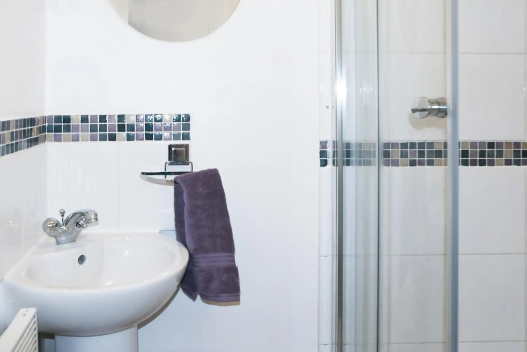 Chestnut Court 2 Bed Apartment FREE Parking WiiFi Smart TV