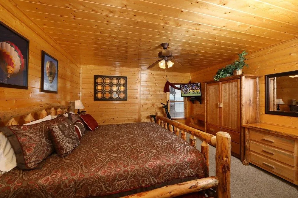 Up Up and Away 2 Br cabin by RedAwning