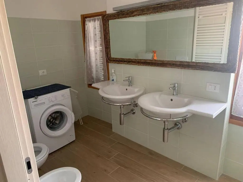 Casa indipendente su due livelli in Liguria-vista mare 6-7 Posti