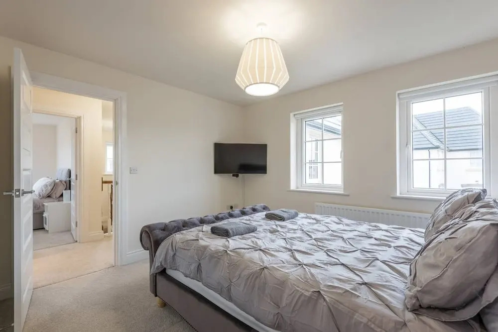 Stylish & Modern 3 Bedroom Home