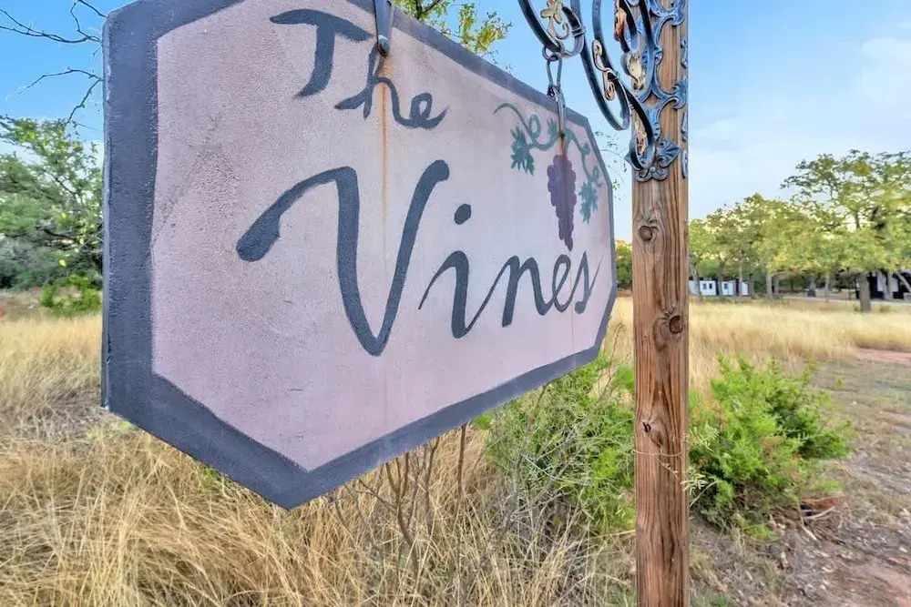 The Vines Retreat, Hot-tubs, Game Room, 10-mins to Downtown!