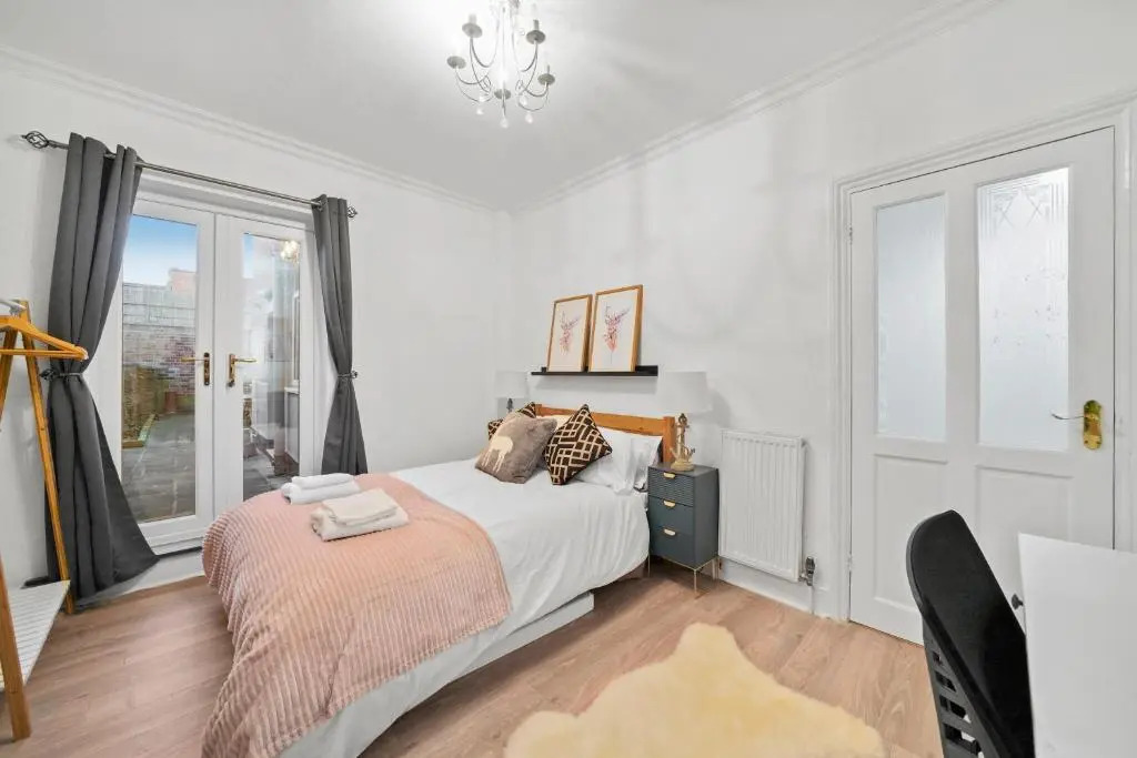 5 Bedroom House with Free Parking, Garden, Super Fast Wifi, Smart TVs with Virgin TV and Netflix by Yoko Property