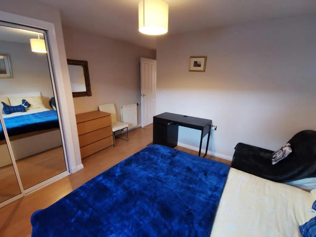 4 bedroom apartment with FREE parking perfect for groups and families!