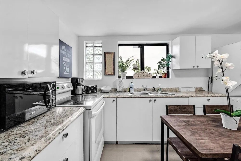 Ultimate Miami Headquarters 4 Car Parking Pet Friendly & Private Patio