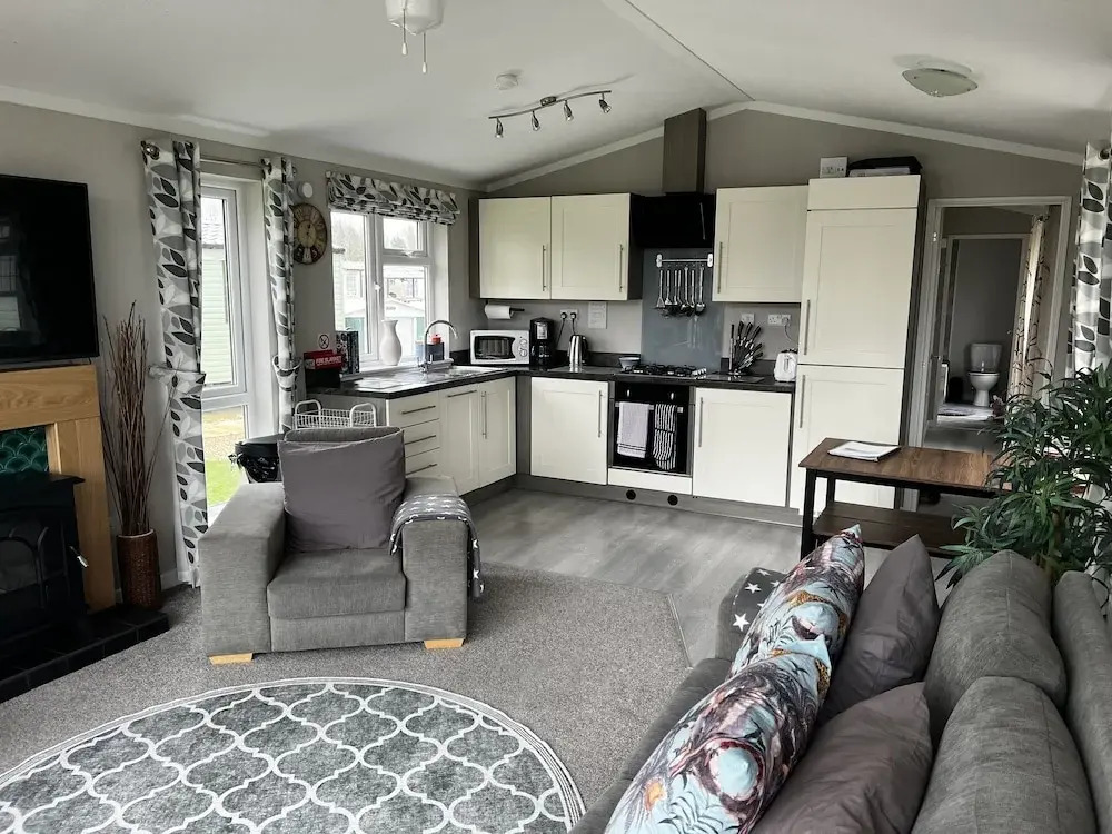 Beautiful and Tranquil Lakeside Lodge - Sleeps 5