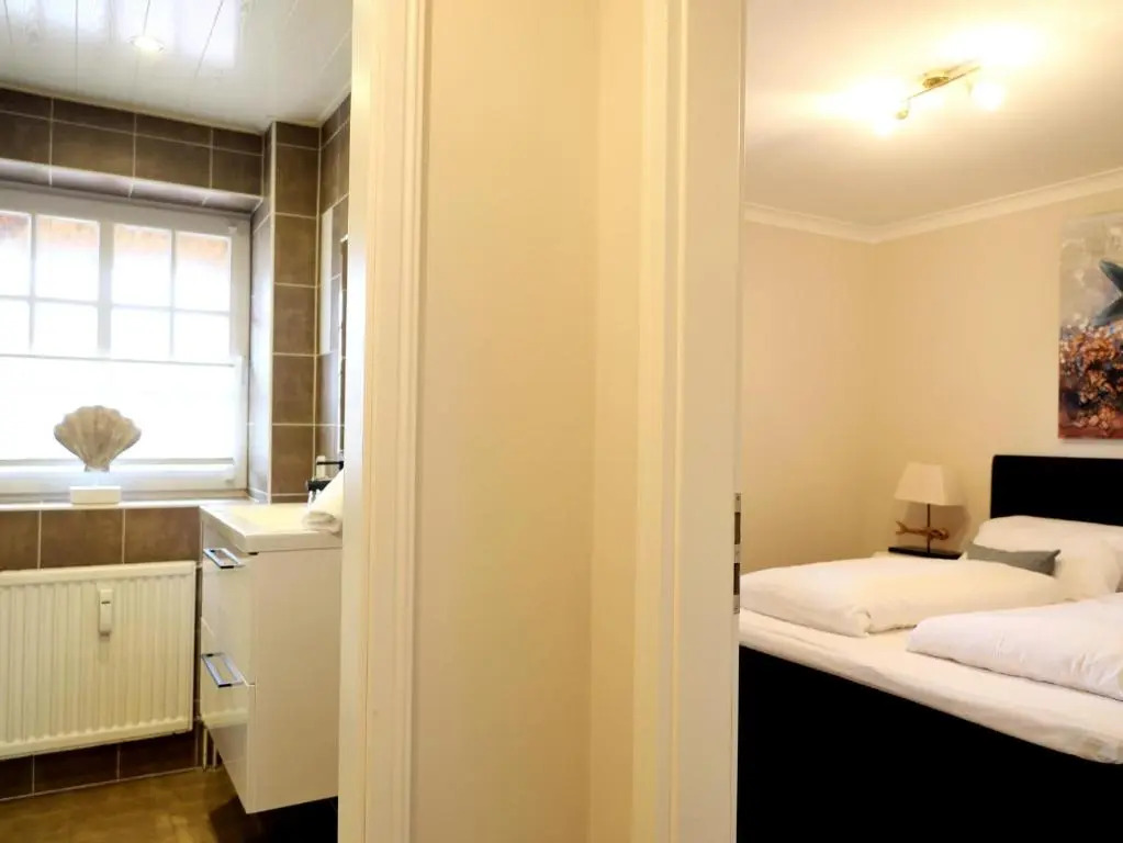 Geschmackvoll ausgestattete 2-Zimmer-Wohnung im EG eines typischen Reetdachhauses