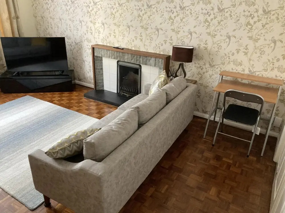 Large Detached House With off Street Parking Close to Heathrow