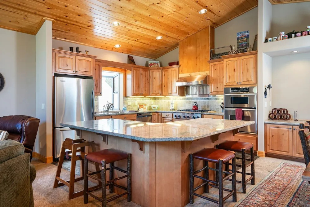 Hillside Mountain Creek Haven 4 Bedroom Home