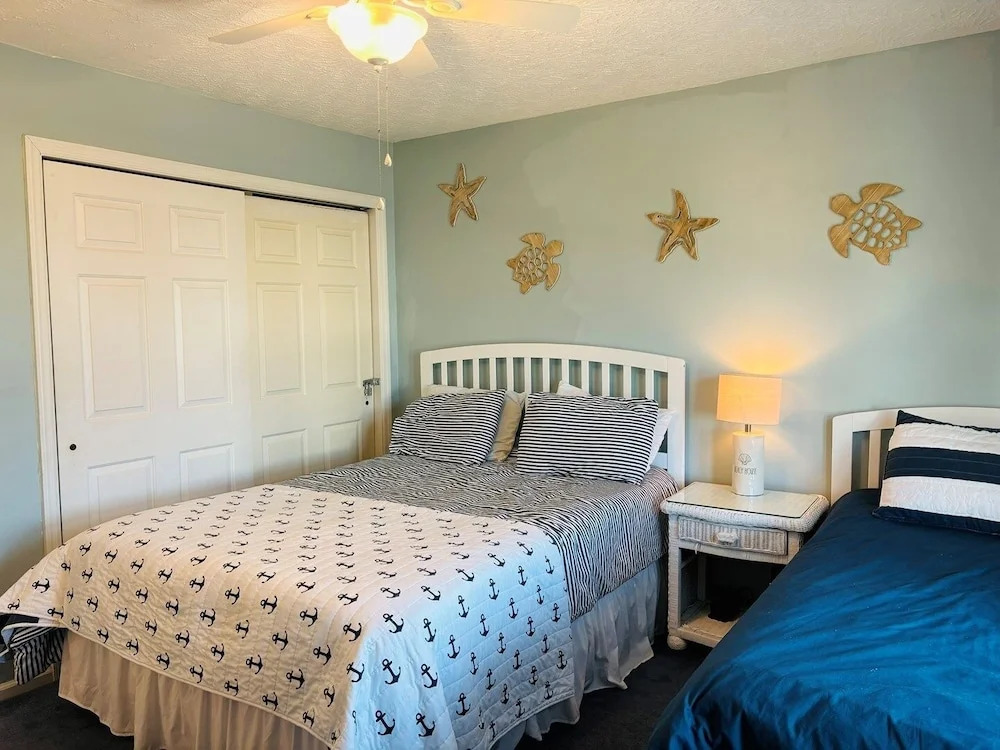 Nothin But Nett 5 Bedroom Home by RedAwning