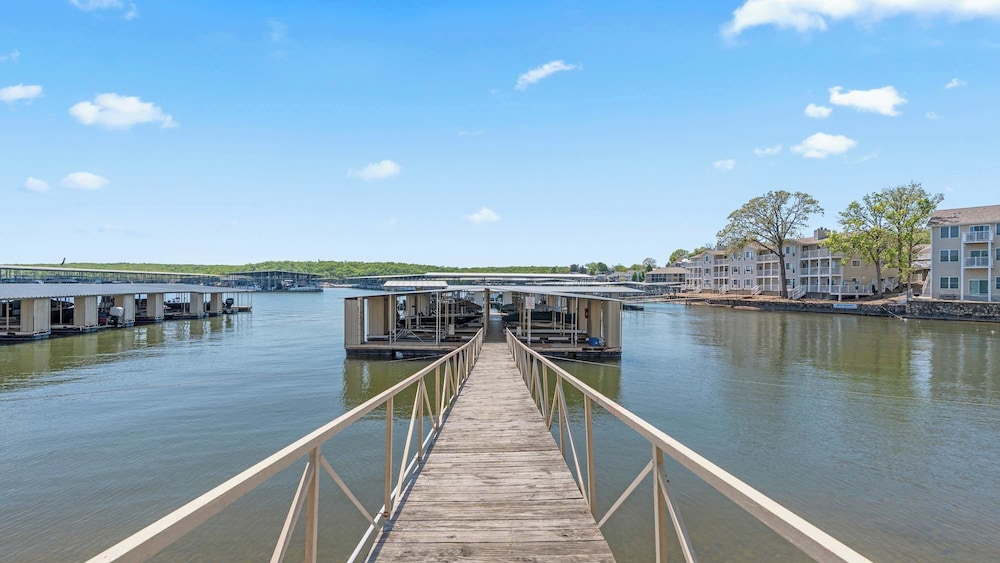 Ozark Get-away Lakefront Condo With Boat Slip