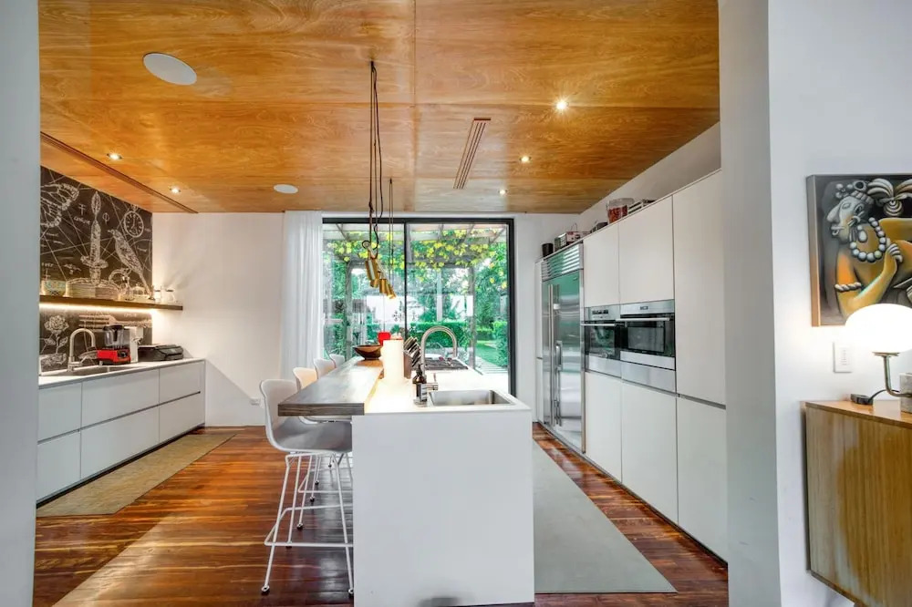 The Beach House - Upscale 5-bed Beachfront Villa w pool pier ocean views
