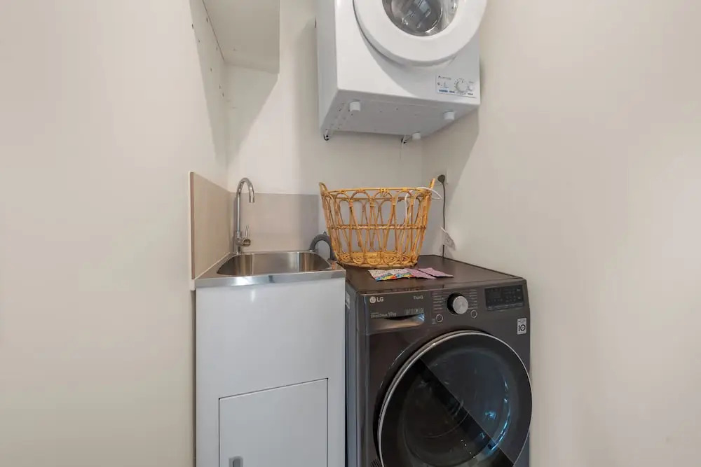 cozy 2BR with free parking & wifi