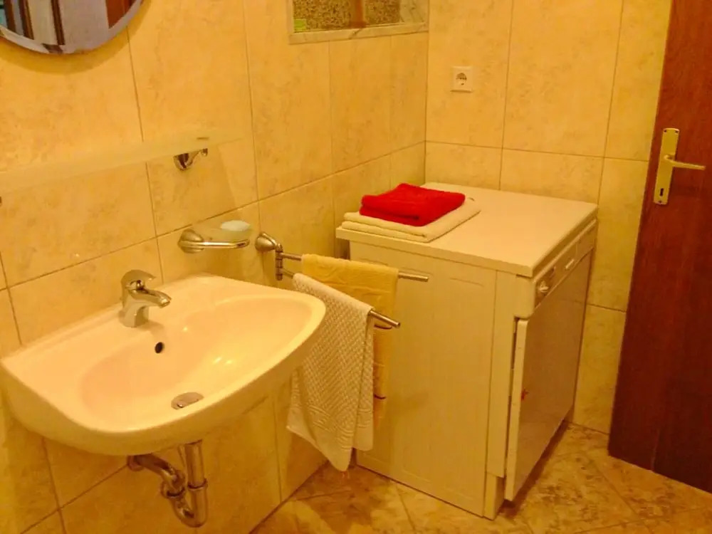 A3 - apt w. Patio, 3 min Walking From the Beach