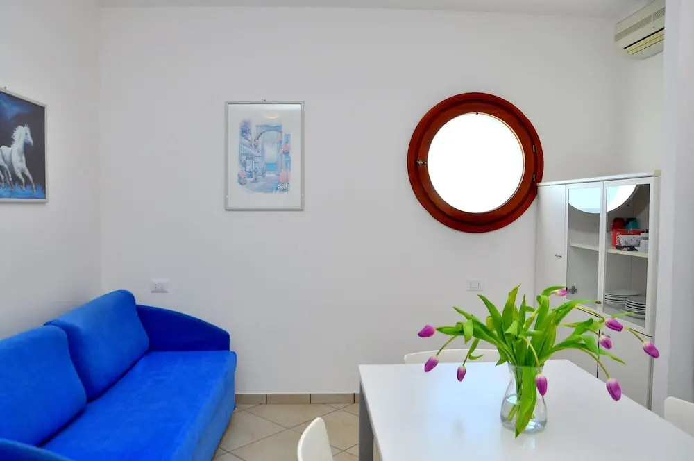"flat in a Seafront Building With Swimming Pool"