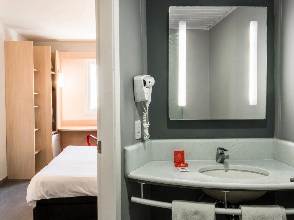 ibis Marilia