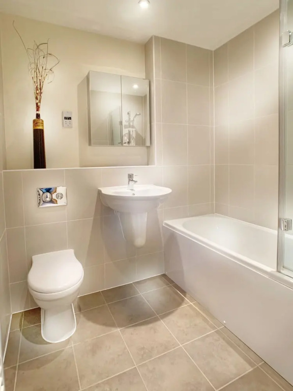 Trinity Court - Central Windsor modern 1 bed flat, with gated parking.