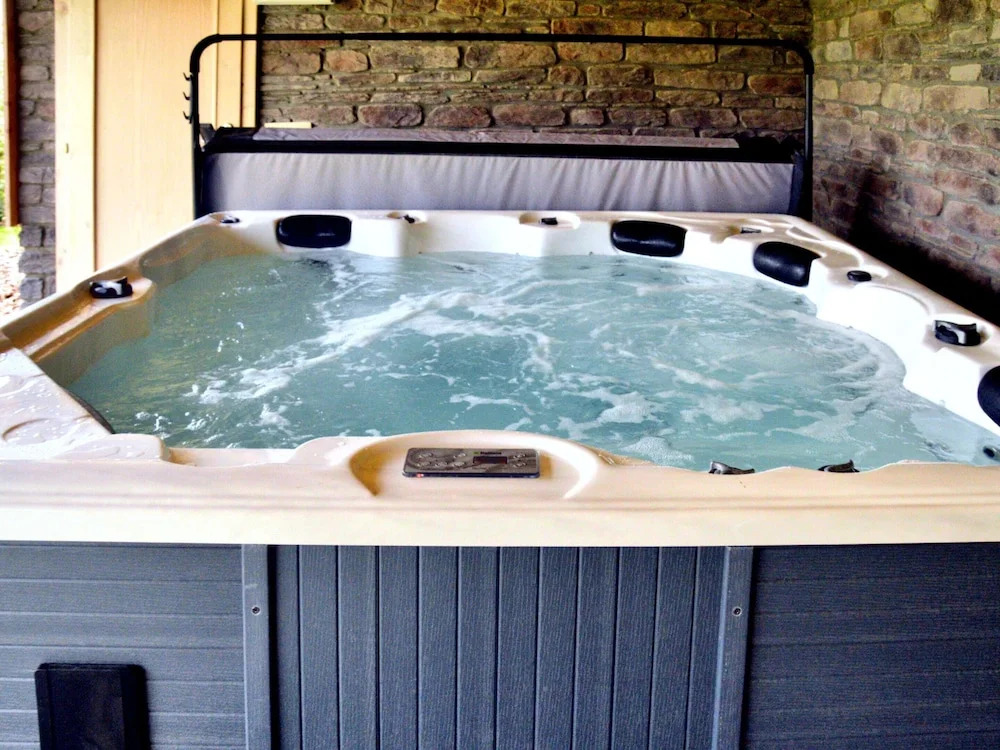 Luxurious Villa with Sauna, Hot Tub, Recreation Room, Large Enclosed Garden