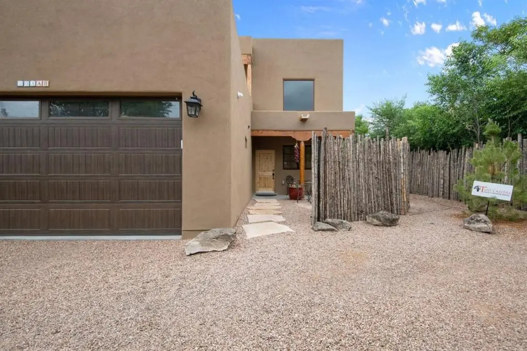 Linda - Stunning Contemporary Home, Walk to The Plaza