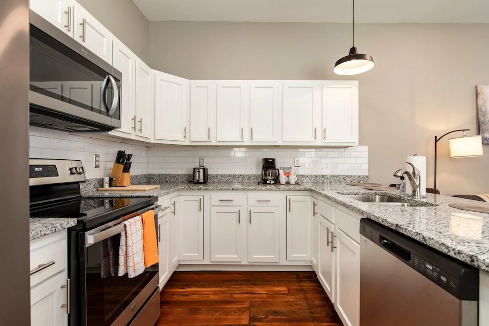 Historic Cozysuites 4BR 2BA With Modern Touches