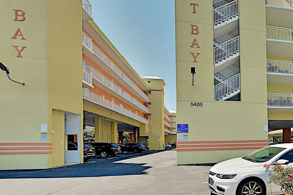 Bayside W/ Pool - Walk To Beach & Dining 2 Bedroom Condo