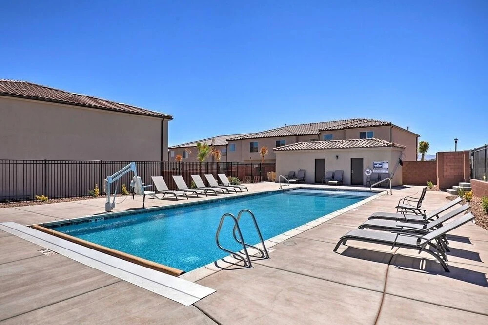 Luxurious End Unit W/ Pool, Hot Tub & Firepit 3 Bedroom Condo