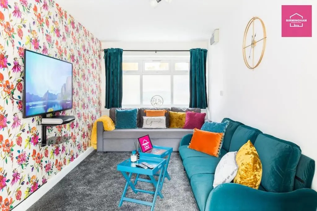 Modern 5 Bedroom Townhouse By City Centre & JQ - 9 Separate Beds, 2 Baths and Parking