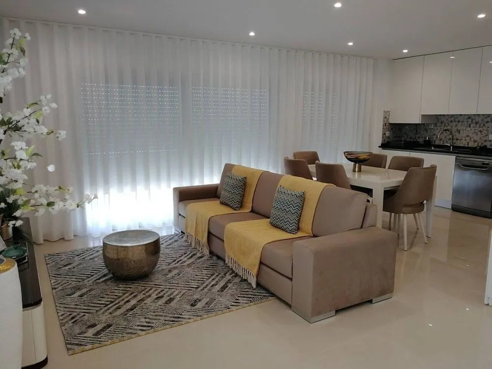 2 Bed Flat - Sleeps 6 - Pool - Parking - Wifi