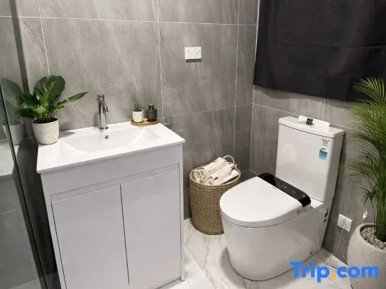 Guest Favourite Luxury Studio Apartment | Great Location with Free Private Secured Parking