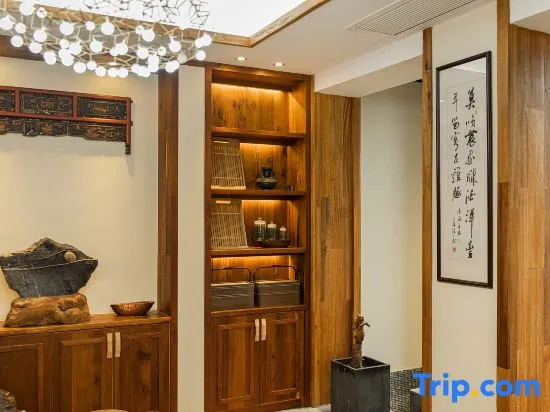Anji Double Fish Hall Hot Spring Resort B&B (Longwangshan Canyon Drift Shop)