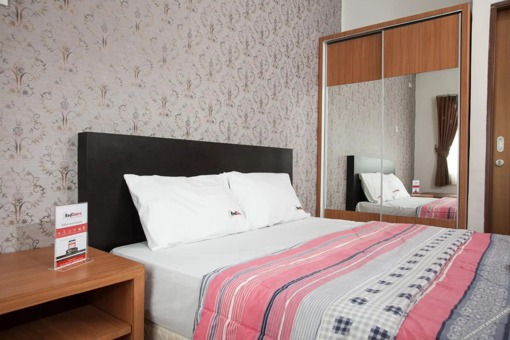 RedDoorz Apartment near Golden City Mall