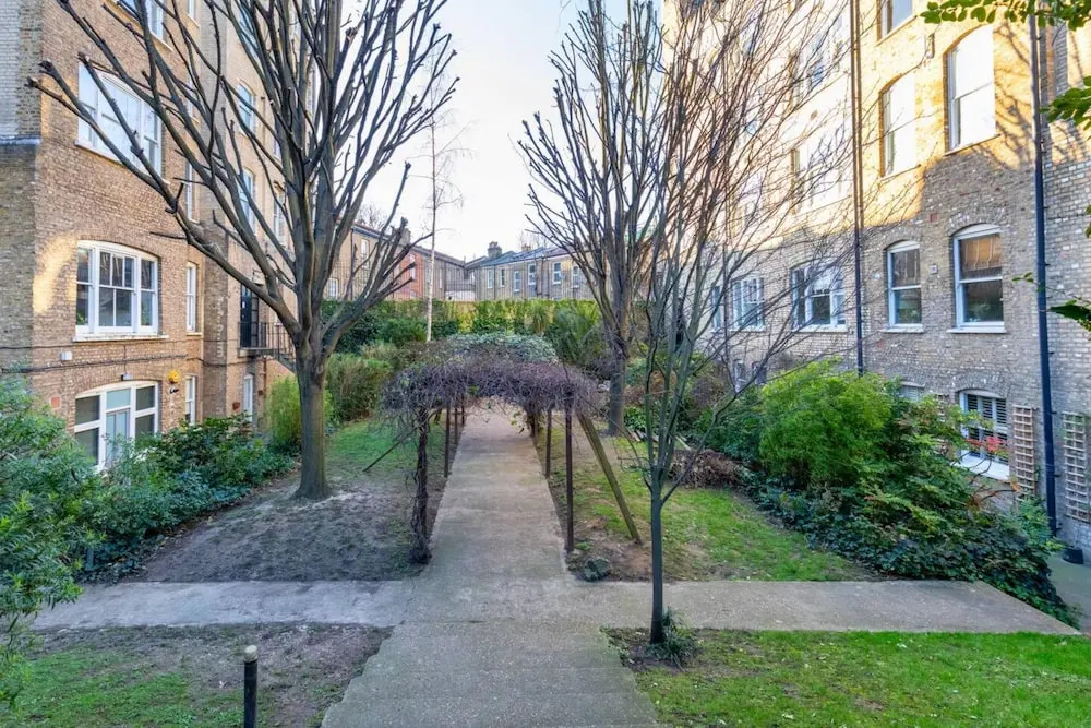 Tastefully Curated Mezzanine Studio Flat Hackney!