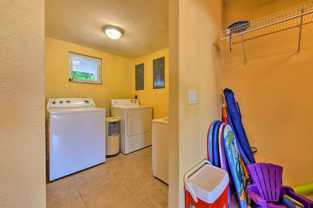 Bright Coastal Condo: Walk to Lido Key Beach!
