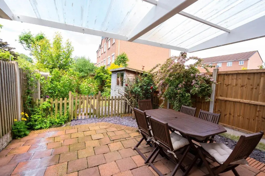Bright & Modern 4 Bedroom Townhouse