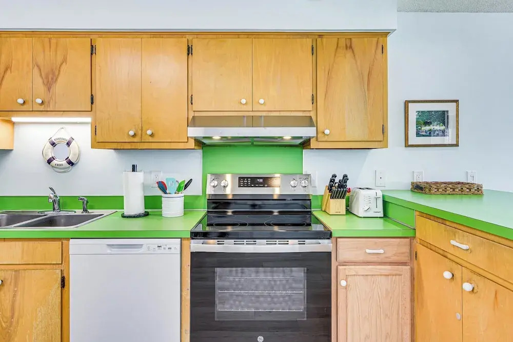 Ocean-view Condo: Walk to Windy Hill Beach!