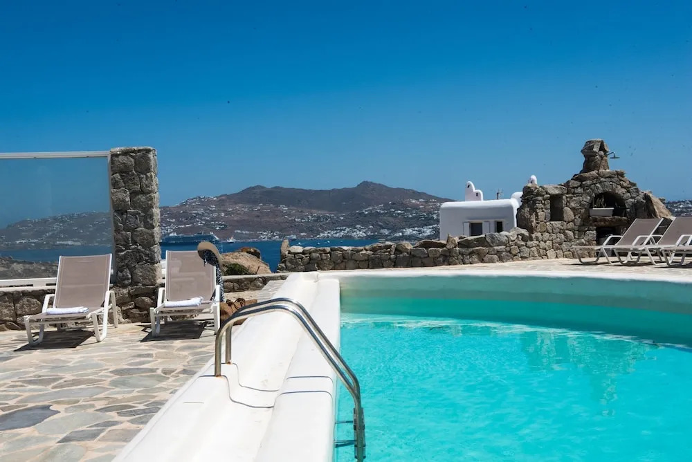 Elegant villa with ocean views & 2 pools